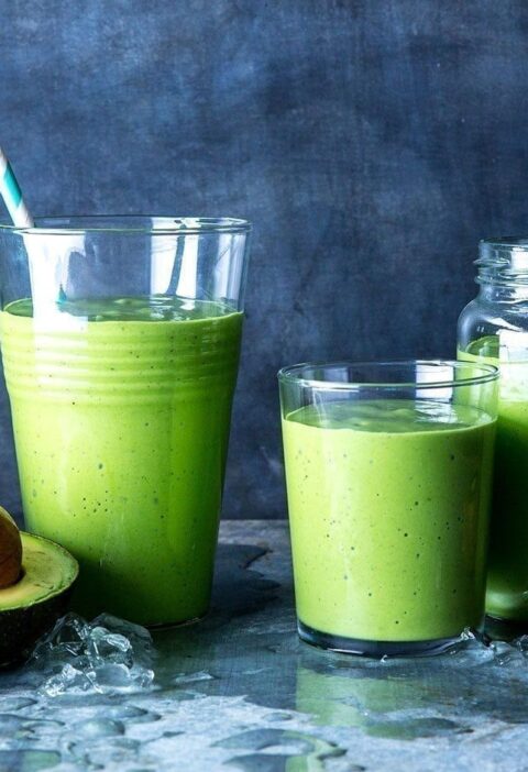 Recipe for Smoothie Drinks: Avocado and Dried Fruit Blend